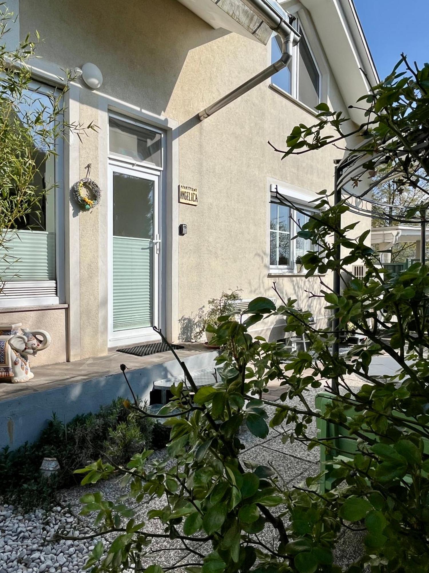 Garden Paradise Bled Apartments - Garden, Pond And Castle View 객실 사진