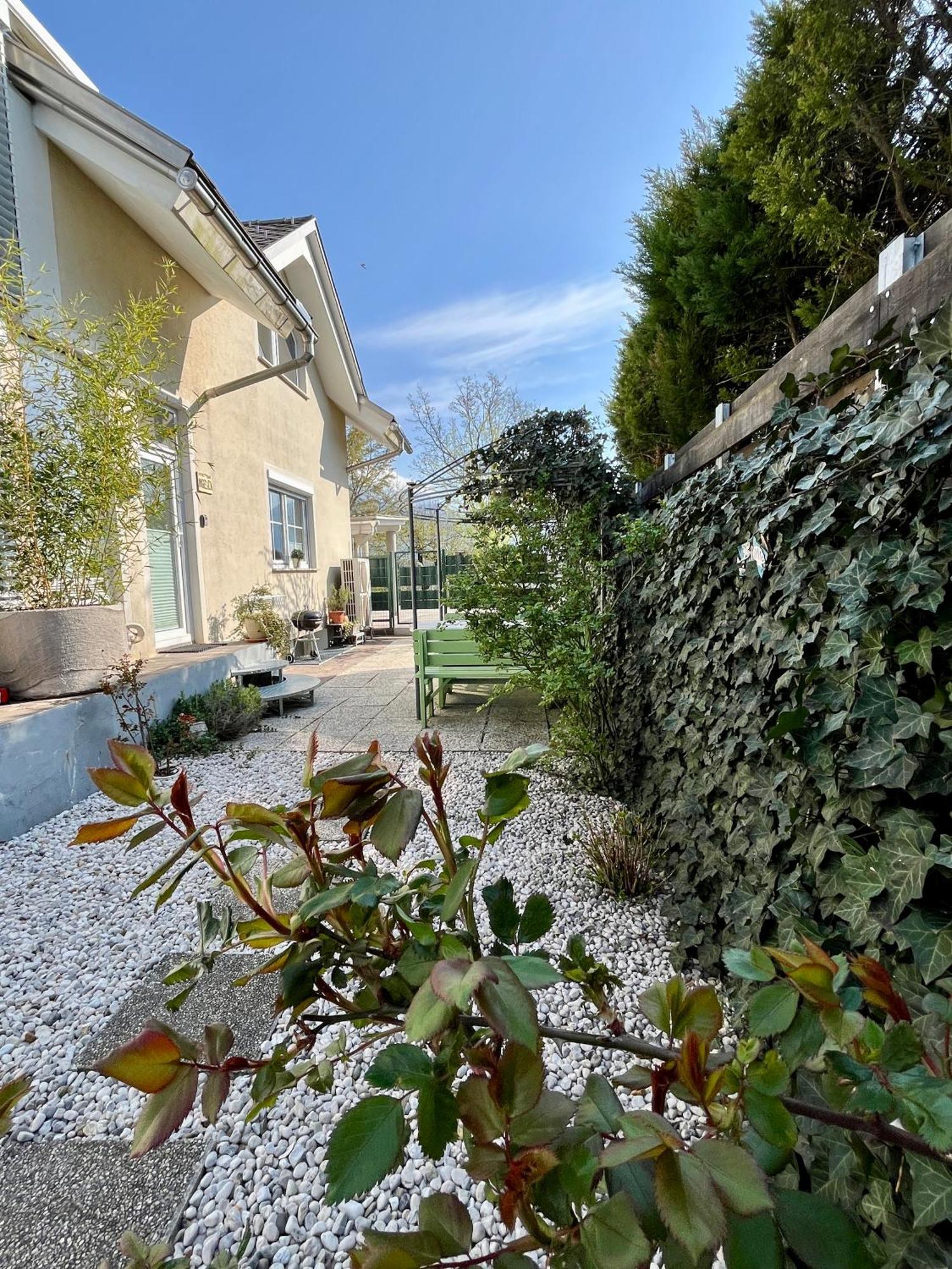 Garden Paradise Bled Apartments - Garden, Pond And Castle View 객실 사진