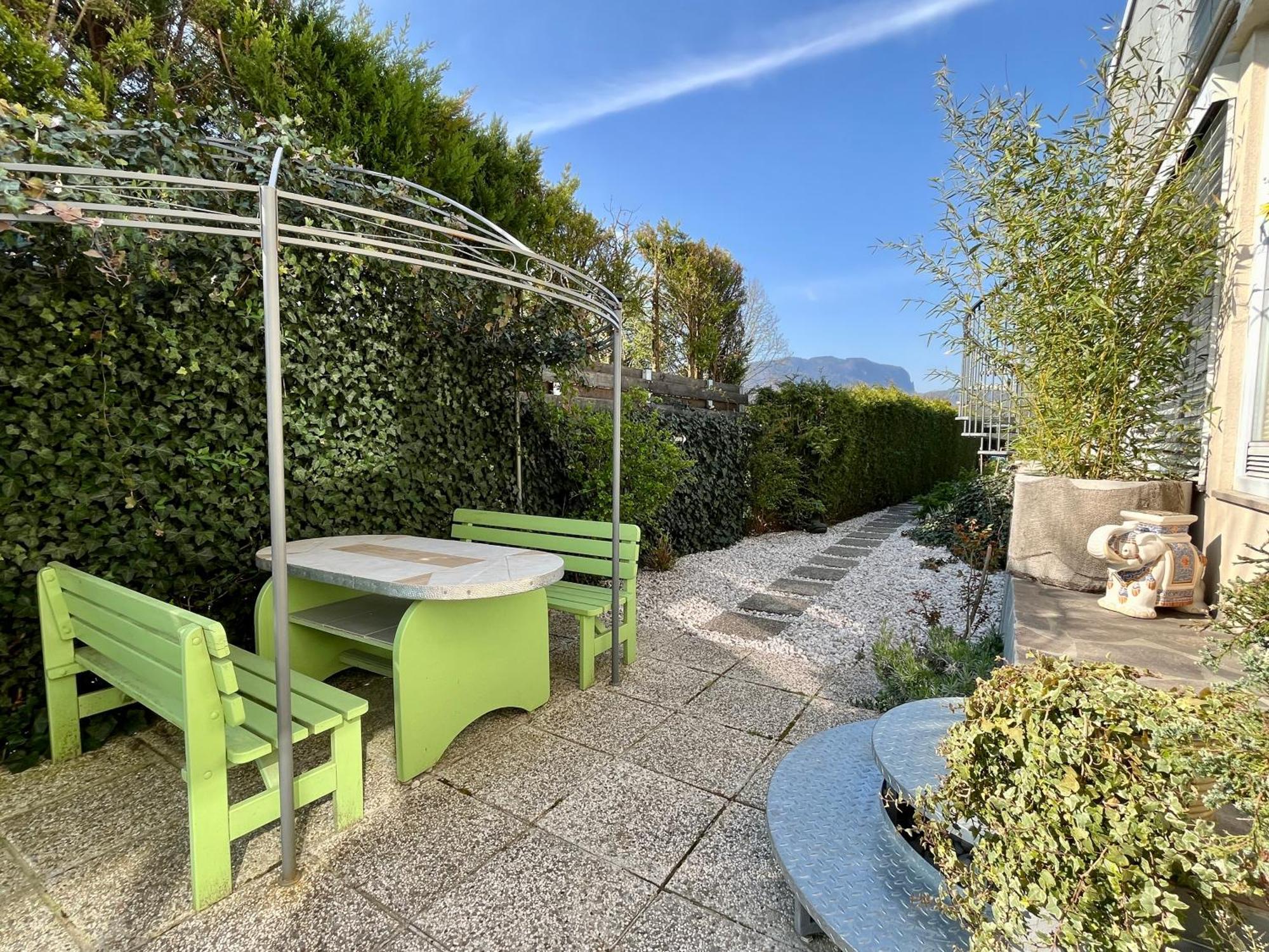 Garden Paradise Bled Apartments - Garden, Pond And Castle View 객실 사진